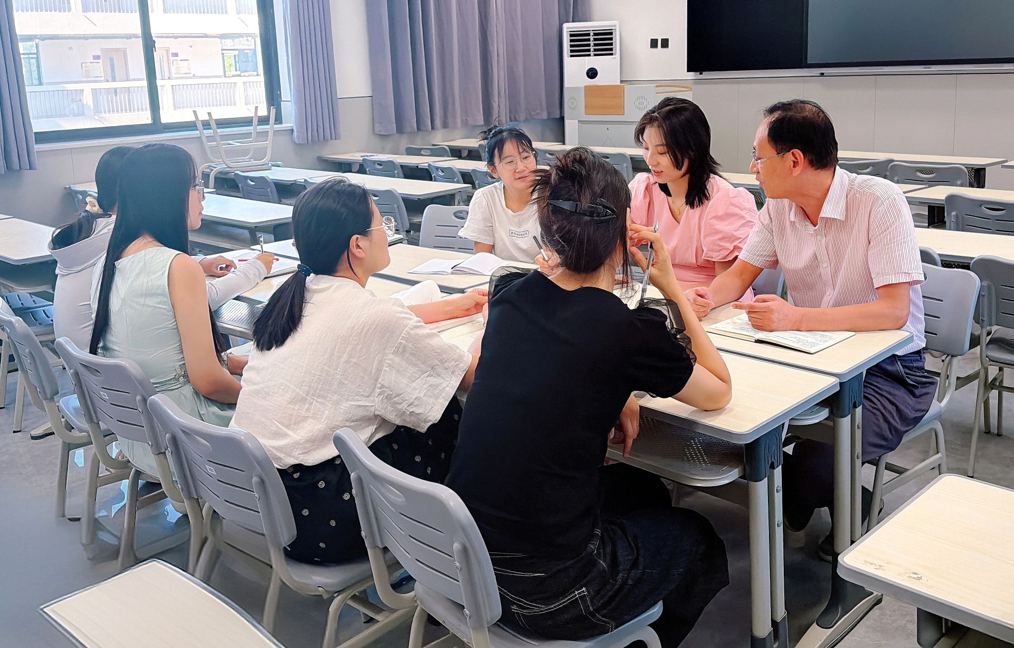 基础教学部语文教研室召开新学期首次教研工作会议